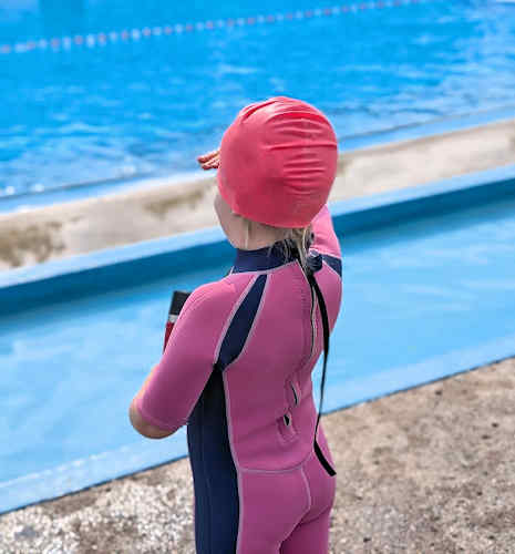 Schwimmkurse im Freibad Ohrstedt - 1 Kind wartet
